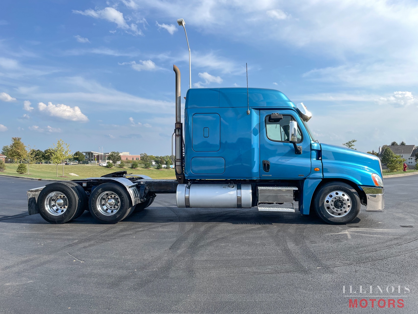 https://www.ilmotors.com/imagetag/77/6/l/Used-2009-Freightliner-Cascadia-Sleeper-1632368215.jpg